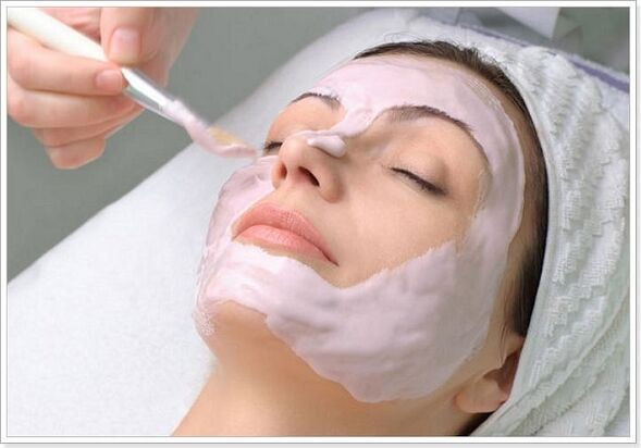 Enzymatic peeling treatment that promotes the renewal of the epidermis