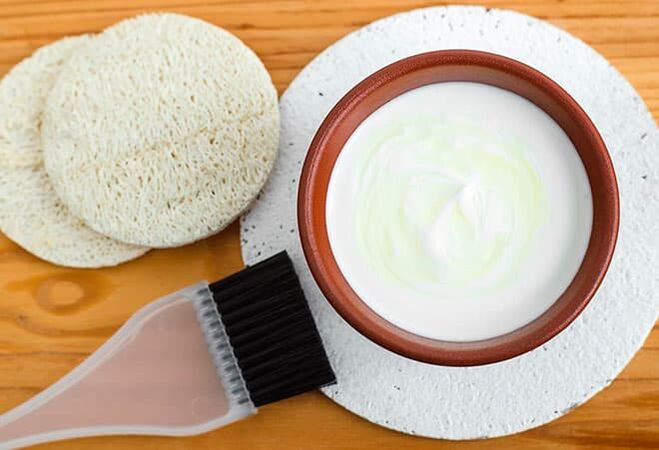 Wrinkle-smoothing sour cream yeast mask